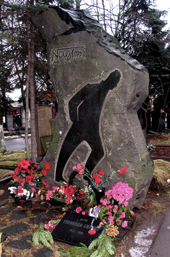 Moskova'da Novodeviçiy Mezarlığı'nda Nâzım Hikmet'in mezarı