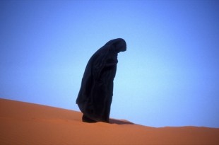 muslim_women_praying_on_a_sand